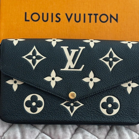 Louis Vuitton Pochette Felicie Black Beige
Shoulderbag 3PCS Set W/Box - Picture 3 of 16